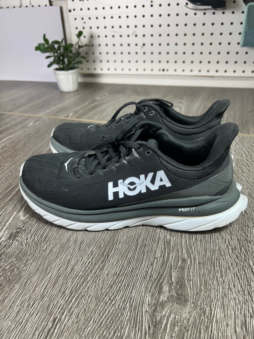 Hoka One Men’s Black And White Profly Running Sneakers Size 8.5d